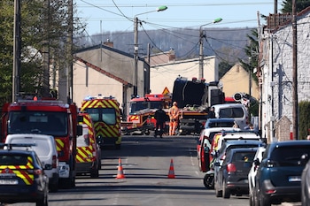 Un bombero y un policía permanecen en la carretera tras una colisión en un paso a nivel entre un tren TGV y un camión (Foto de Sameer AL-DOUMY / AFP)