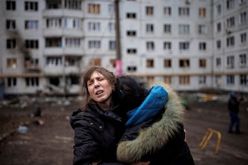 Una mujer reacciona mientras abraza