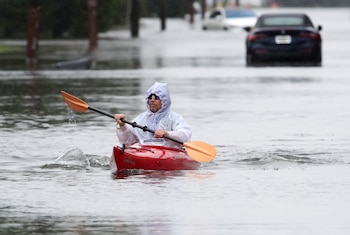 Ted Friedli navega en kayak por un tramo inundado de Florence Avenue durante una tormenta del noreste en Long Branch, Nueva Jersey, el sábado 26 de septiembre de 2026 (AP/Noah K. Murray)
