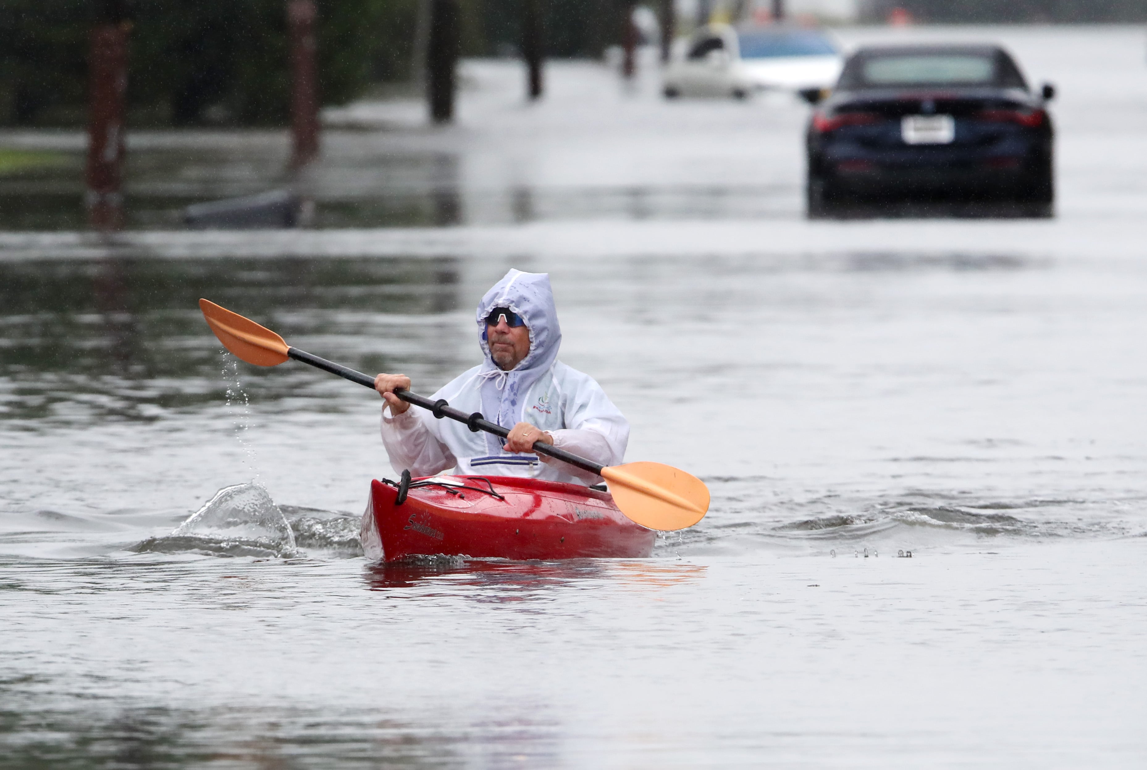 Ted Friedli navega en kayak por un tramo inundado de Florence Avenue durante una tormenta del noreste en Long Branch, Nueva Jersey, el sábado 26 de septiembre de 2026 (AP/Noah K. Murray)