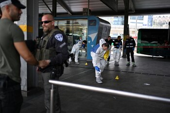 Las autoridades han pedido a la población que permanezca alerta y han reforzado la seguridad en otras zonas concurridas (REUTERS/Rami Shlush)