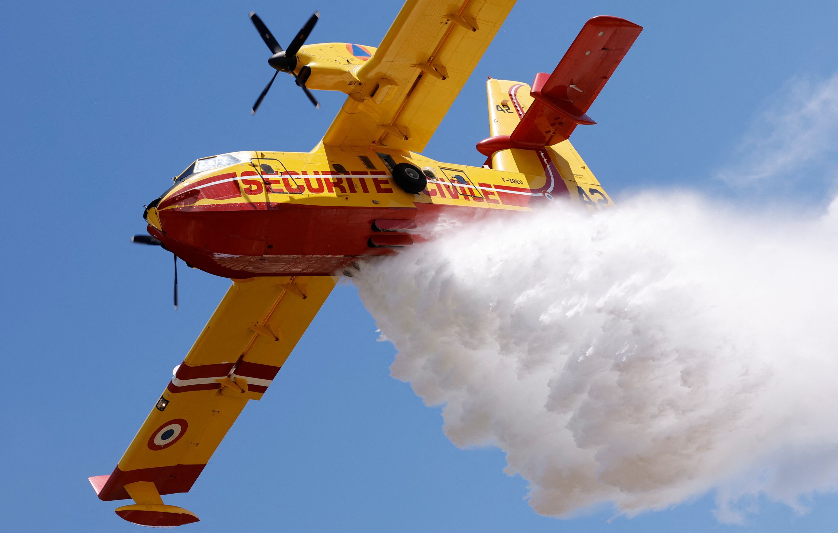 Avión Canadair CL-415 (REUTERS/Christian Hartmann)