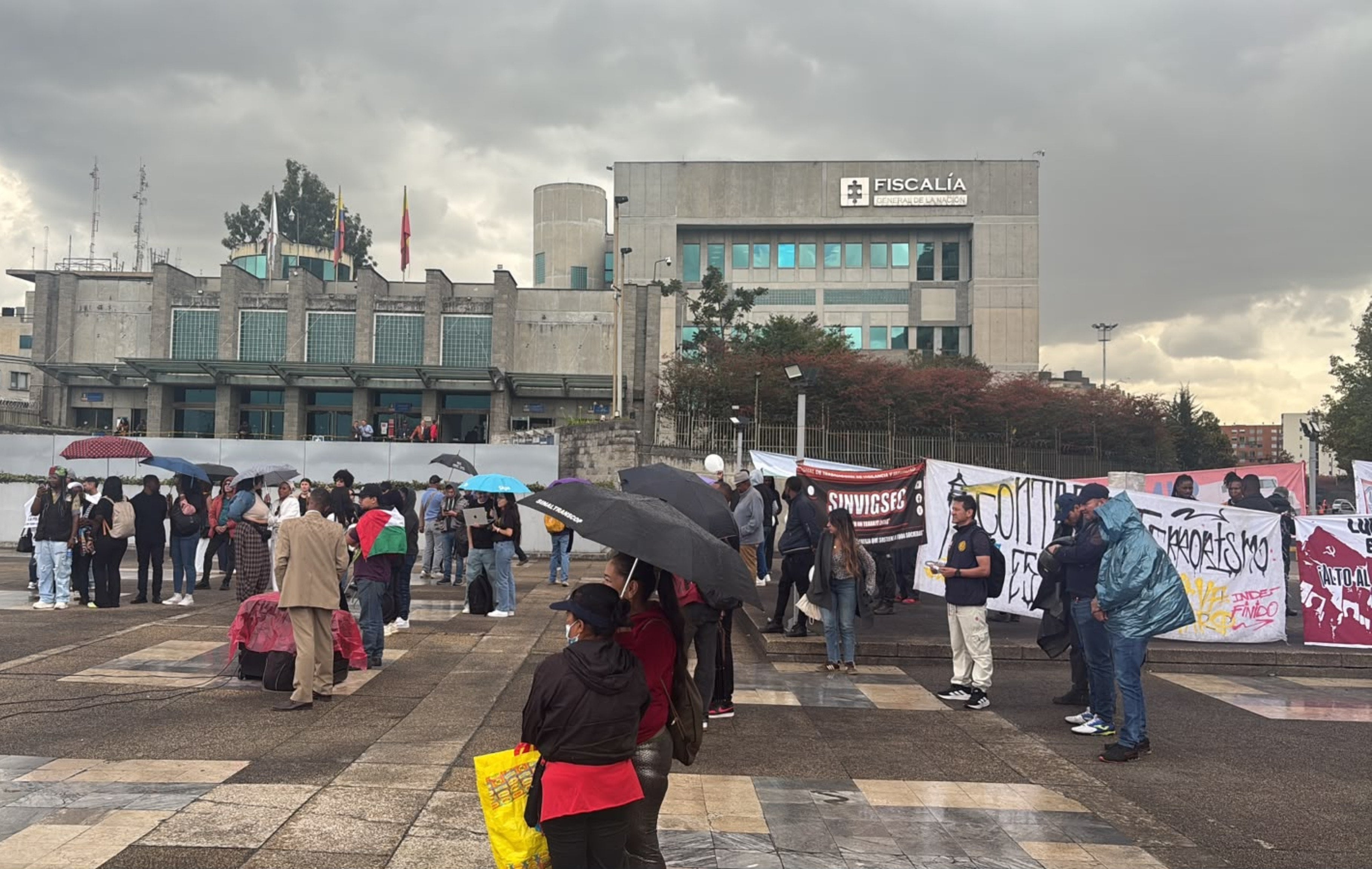 La mañana del viernes 25 de septiembre de 2026 se llevó a cabo plantón en el búnker de la Fiscalía por parte de familiares, allegados y miembros de lc comunidad afro en Bogotá para rechazar la muerte de Donovan Balanta Paz - crédito @LinaGarciaSi/X