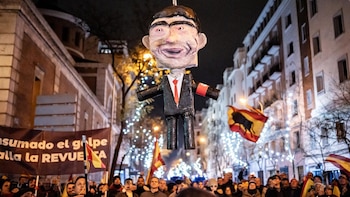 La jueza suspende la declaración de un excargo de Moncloa por la causa del muñeco de Sánchez apaleado en Ferraz
