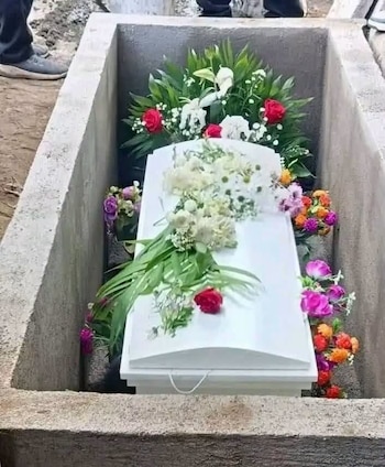 Familiares y vecinos de la víctima permanecen consternados tras el hecho ocurrido (Cortesía: Noticiero Acción 10).