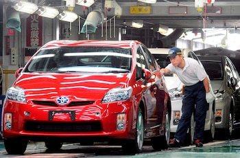 Un empleado en la cadena