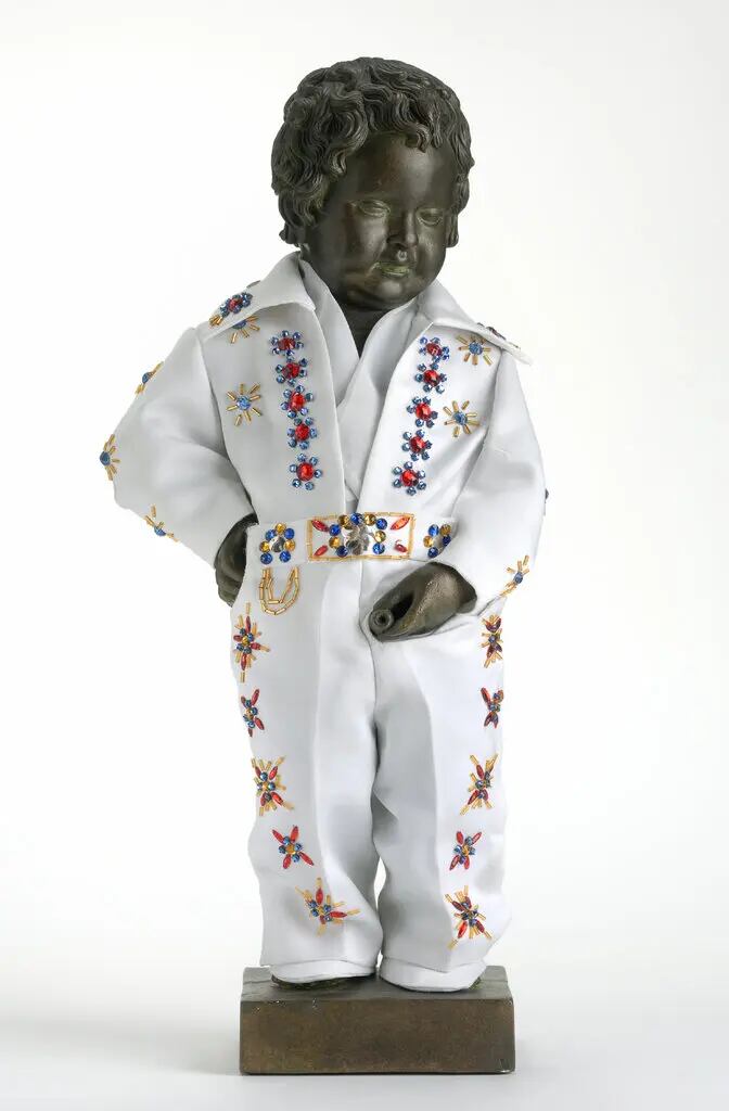 A lo largo de los años, el Manneken Pis ha acumulado una colección de más de 1.190 trajes, incluido un disfraz de Elvis Presley (Crédito: Y. Peeters)