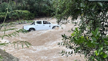 Camioneta cayó en el río
