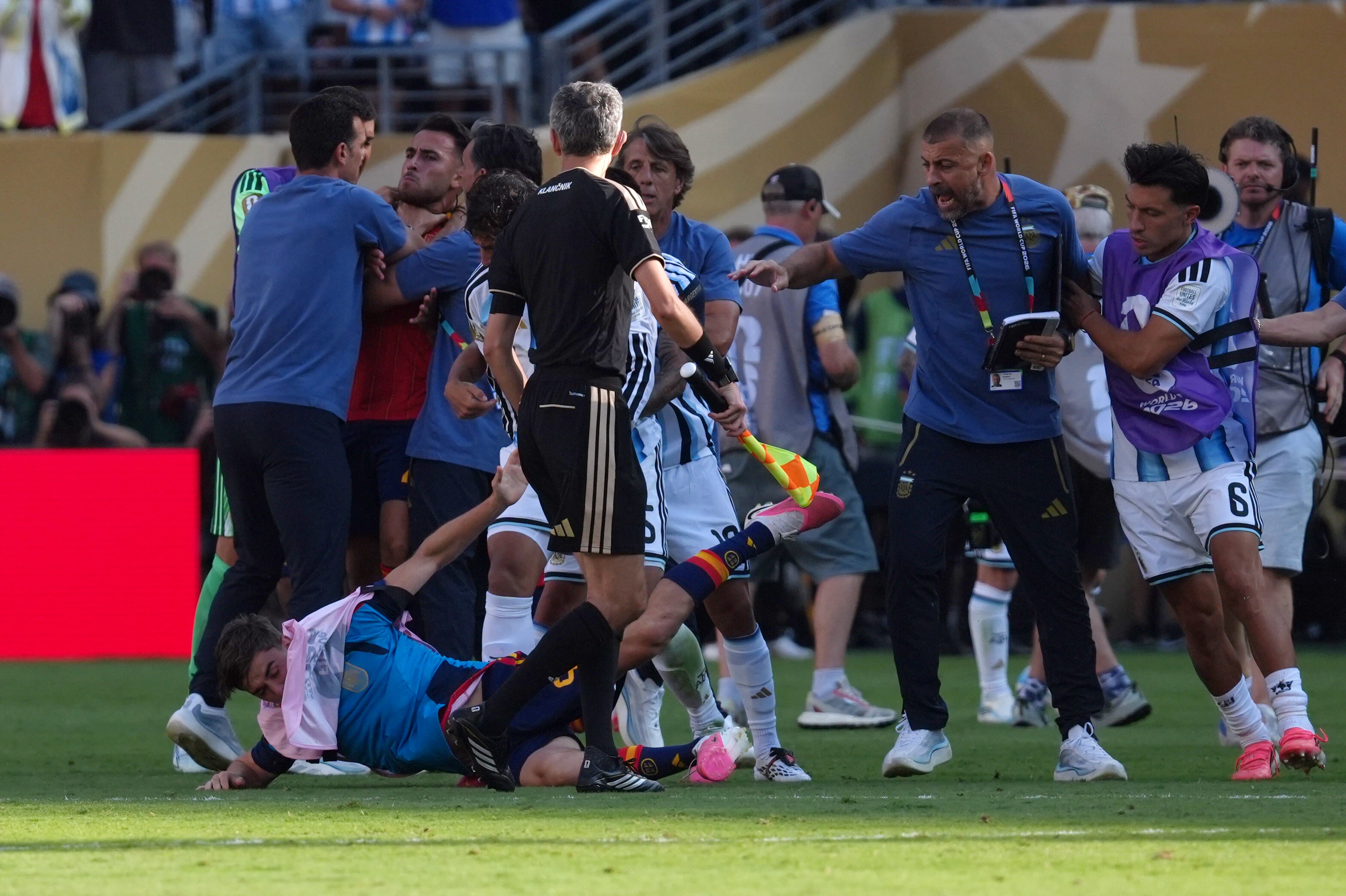 La pelea tras la final del Mundial (EFE/ Angel Colmenares)