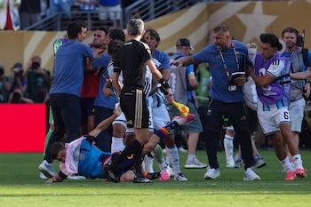 La pelea tras la final del Mundial (EFE/ Angel Colmenares)