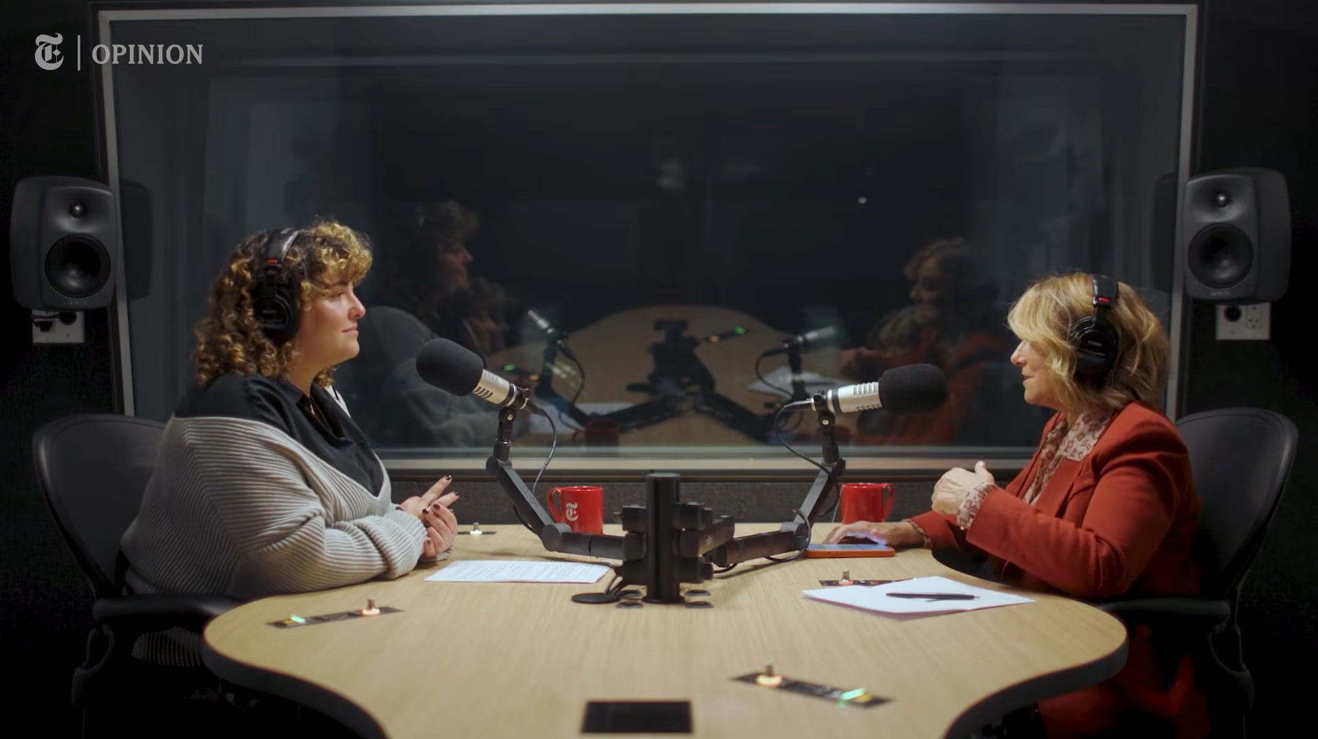 La psicoterapeuta Esther Perel advierte sobre el crecimiento de las relaciones afectivas con inteligencia artificial y su impacto en la vida amorosa real (YouTube: The Opinions Podcast/New York Times Opinion/New York Times Podcasts/Esther Perel)