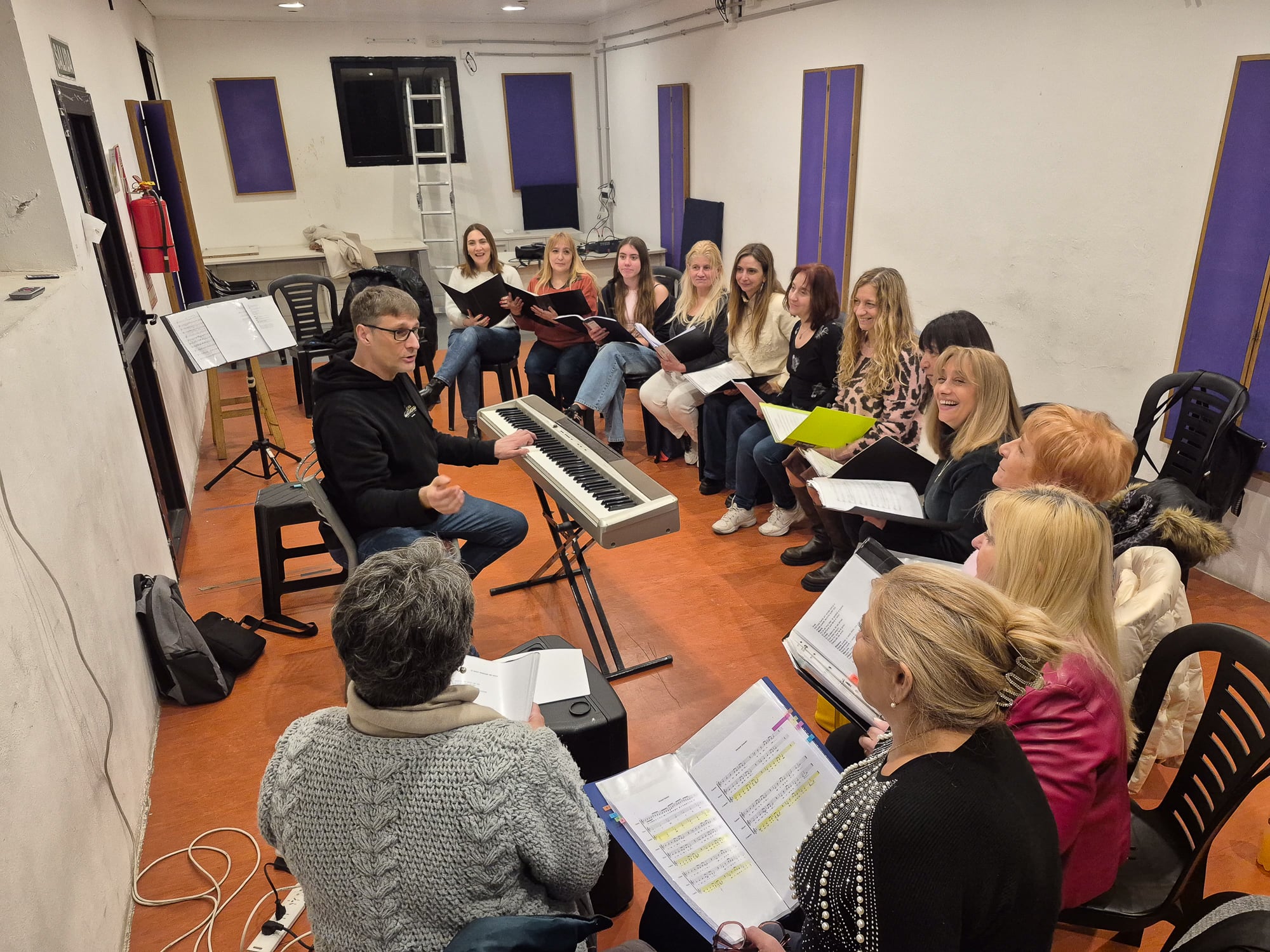 El proyecto contempla presentaciones en iglesias y capillas para aprovechar la acústica natural de los espacios.