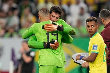 El arquero brasileño Weverton reemplaza al titular Alisson durante el partido contra Corea del Sur por los octavos de final del Mundial, el lunes 5 de diciembre de 2022, en Doha, Qatar. (AP Foto/Martin Meissner)