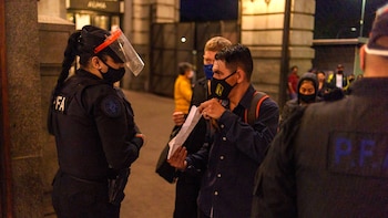 Un trabajador muestra su permiso
