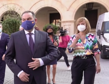 El exministro de Transportes, José Luis Ábalos, y la líder del PSOE en Aragón, Pilar Alegría, en el acto de la mañana después de la noche en el Parador de Teruel en septiembre de 2020. (PSOE de Aragón)