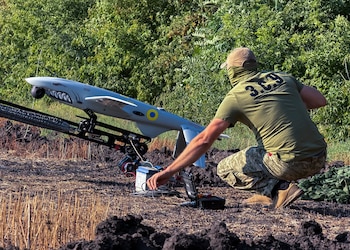 Un militar del Batallón de Sistemas No Tripulados 'Ronin', perteneciente a la 65.ª Brigada de Fusileros Motorizados, operando un dron de ataque Hornet para lanzarlo contra posiciones rusas en la región de Zaporiyia, Ucrania (EFE/EPA/DARYNA NAUMOVA)