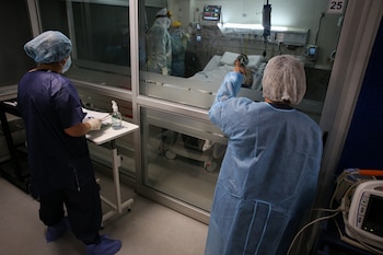 Enfermeros del Centro de Tratamientos intensivos (CTI) del hospital privado Casmu atienden a pacientes covid-19, en una fotografía de archivo. EFE/ Raúl Martínez