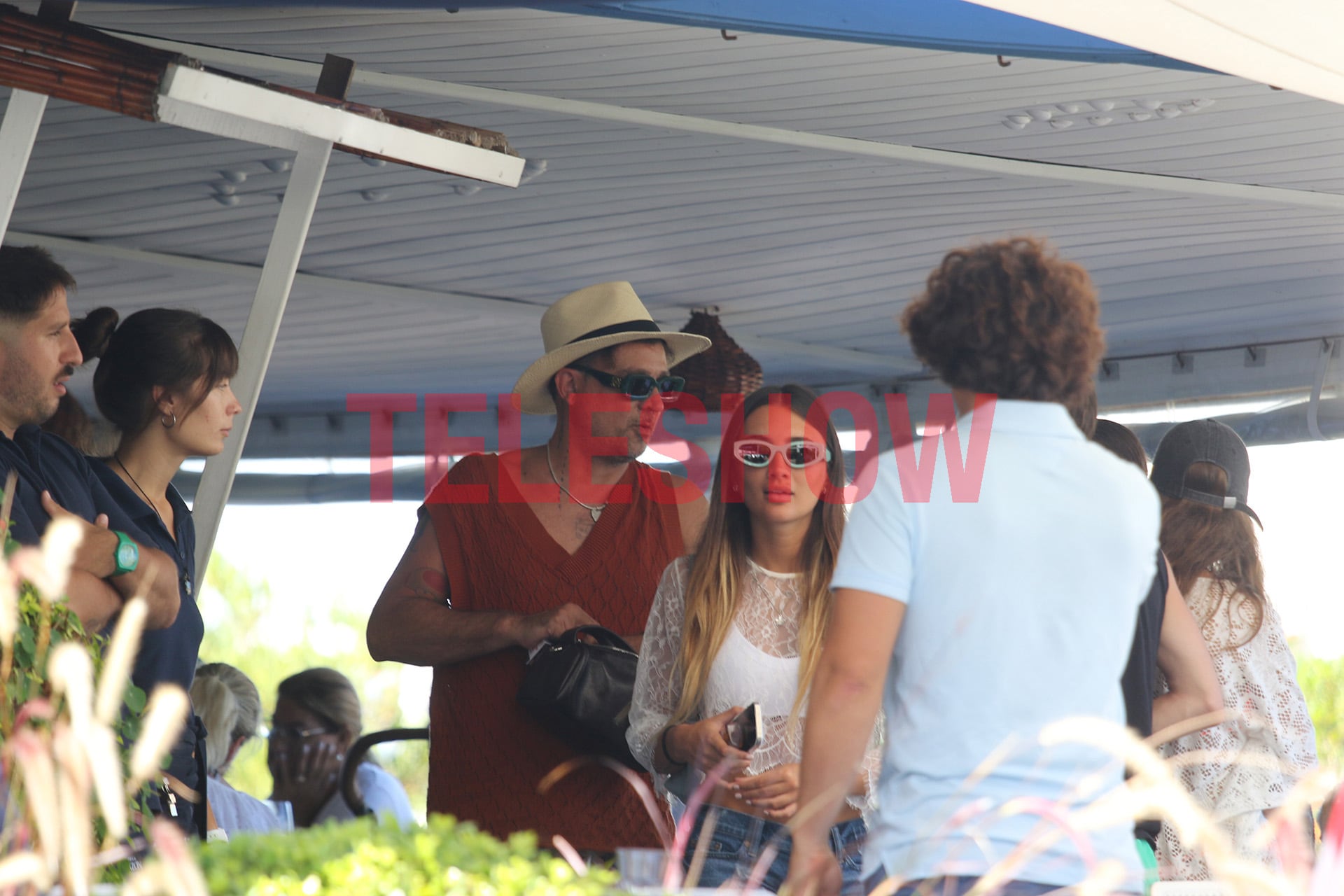 Con una actitud relajada y bajo perfil, Chano y Tami dejaron el local gastronómico luego de disfrutar de su tiempo al aire libre