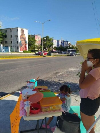joven vende tacos de guisado