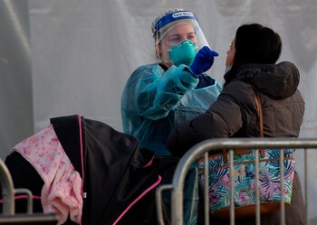 Diciembre ha sido el mes del año con más muertos por la pandemia, con varios récords diarios consecutivos que esta semana se han superado día tras día, con un total de 3.744 este miércoles, según el recuento independiente de la Universidad Johns Hopkins