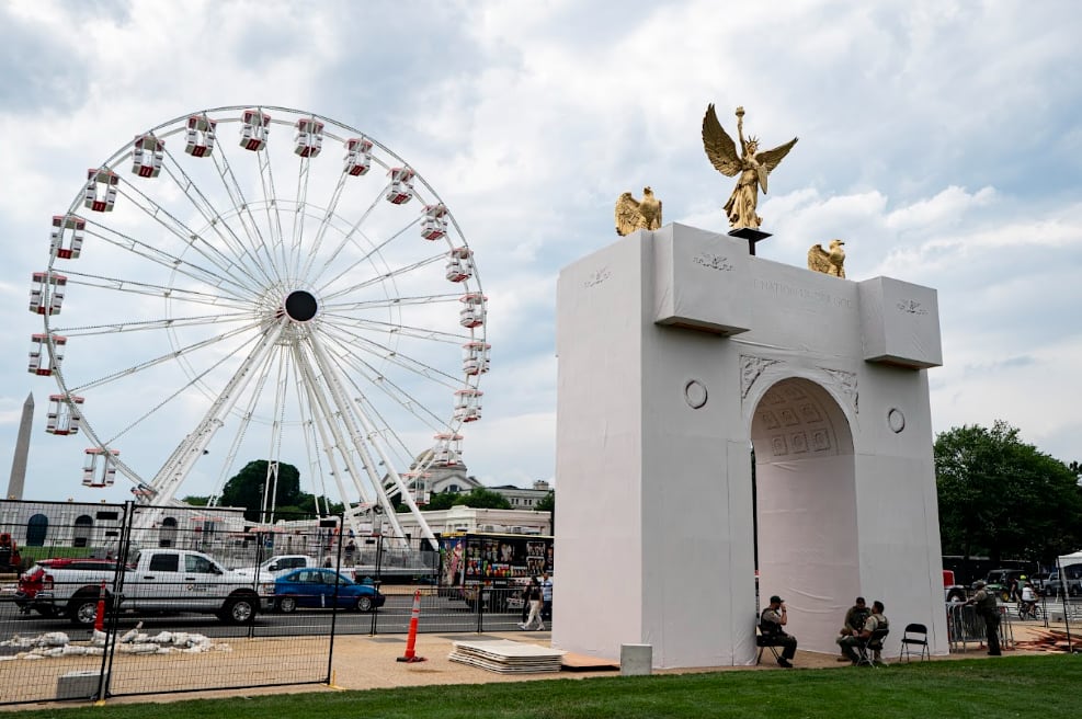 Maqueta de un arco frente a la noria (Al Drago/Para The Washington Post)