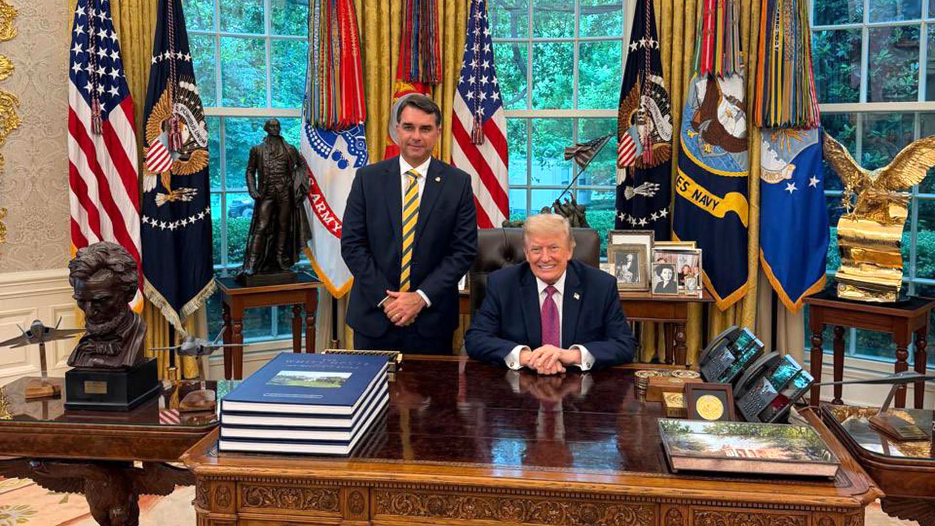 El senador brasileño Flávio Bolsonaro (i) junto al presidente de EE.UU., Donald Trump (@FlavioBolsonaro)