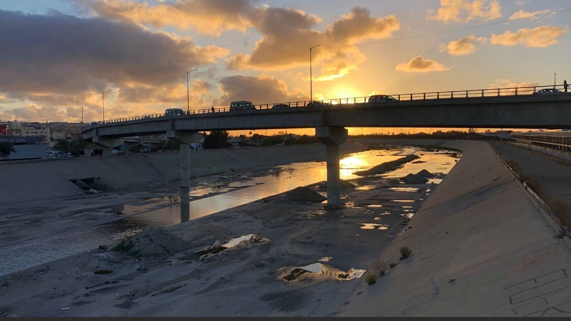 El río Tijuana arrastra químicos industriales, pesticidas y productos farmacéuticos, y American Rivers lo ubicó entre los ríos más amenazados de Estados Unidos (Crédito: SRE)