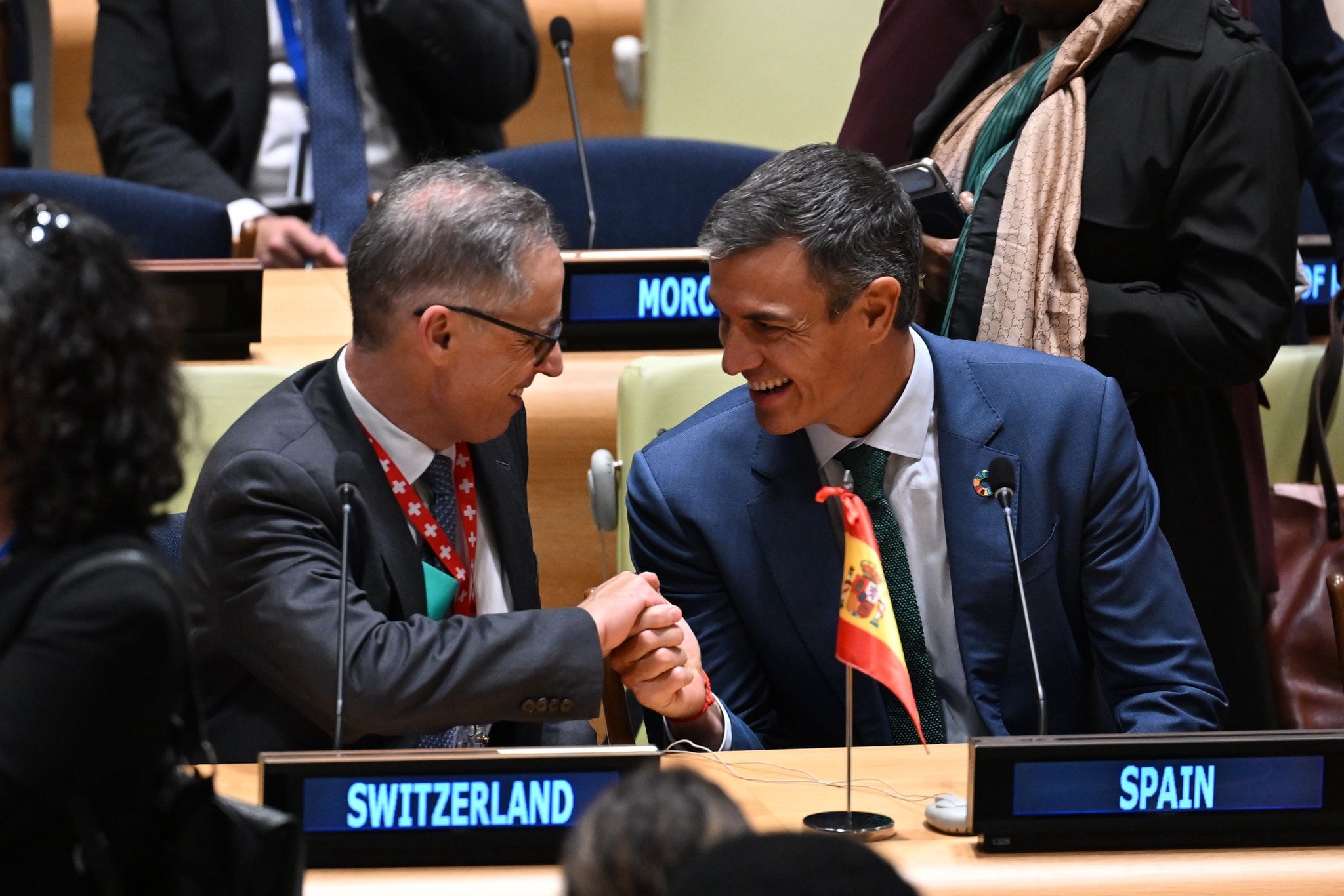Pedro Sánchez estrecha la mano del representante de Suiza durante el encuentro de Partners for Multilateralism en Nueva York (Moncloa)