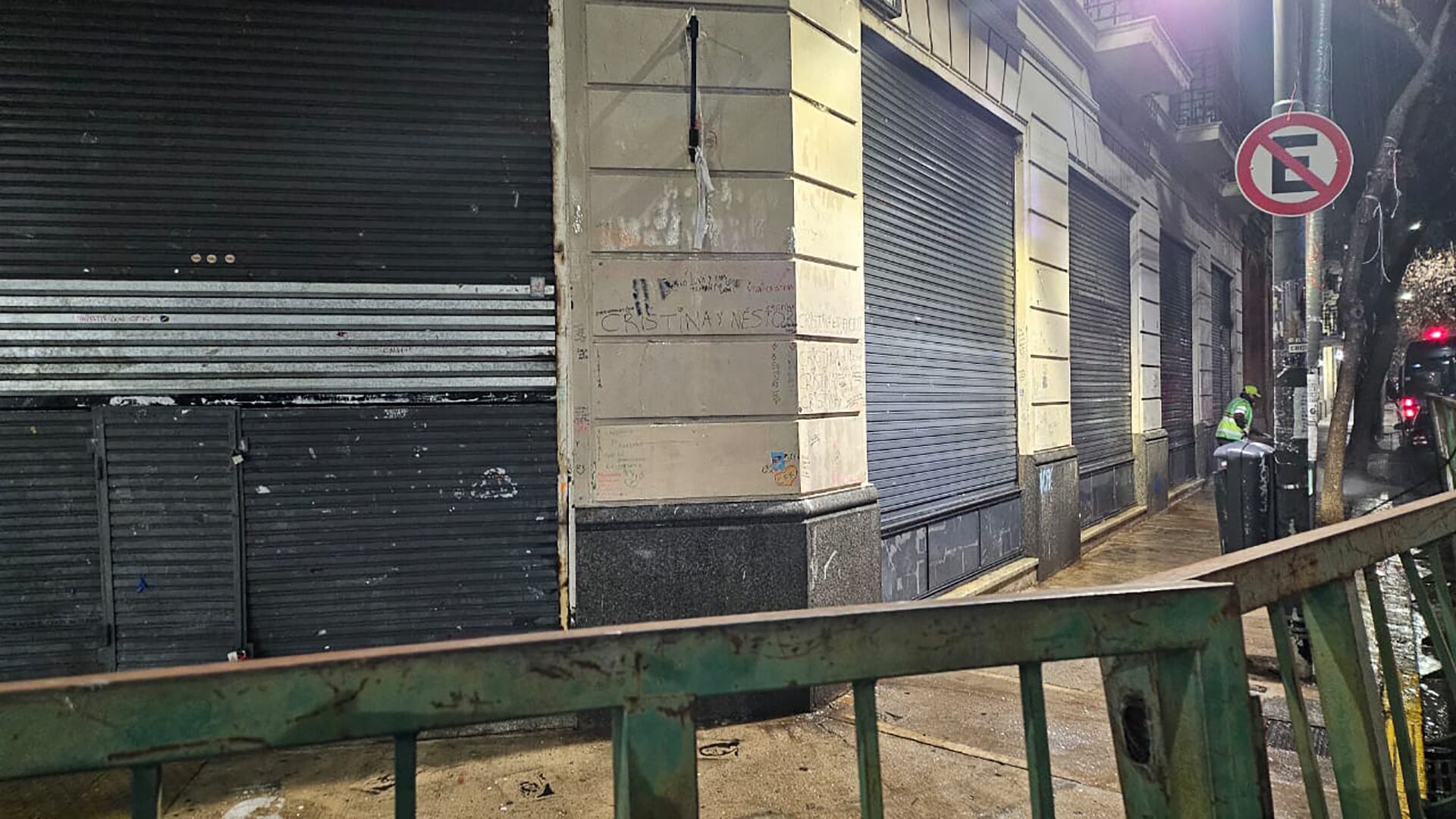 La zona, que está vallada, ya está libre de carteles en apoyo a la exmandataria