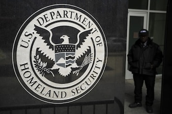 El Departamento de Seguridad Nacional ordenó a ICE aplicar de forma estricta las sanciones previstas en la ley para fraudes en solicitudes de asilo en Estados Unidos (EFE)