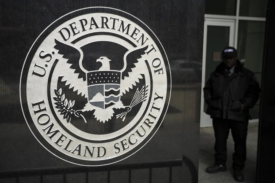 El Departamento de Seguridad Nacional ordenó a ICE aplicar de forma estricta las sanciones previstas en la ley para fraudes en solicitudes de asilo en Estados Unidos (EFE)