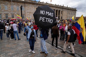 Manifestantes marchan contra las reformas