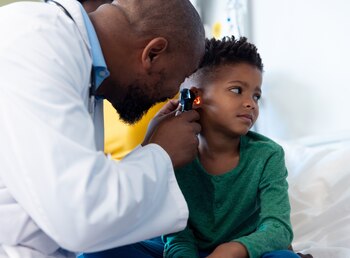 Los oídos de los niños son especialmente susceptibles al daño auditivo, con células ciliadas en el oído interno que no se regeneran, según informa la AAA