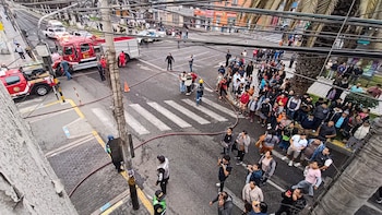 La mañana del sábado, un incendio originado por un cortocircuito dañó dieciséis puestos del sector La Rampa, en el mercado central de Tacna, sin que se reportaran víctimas mortales ni heridos de gravedad.