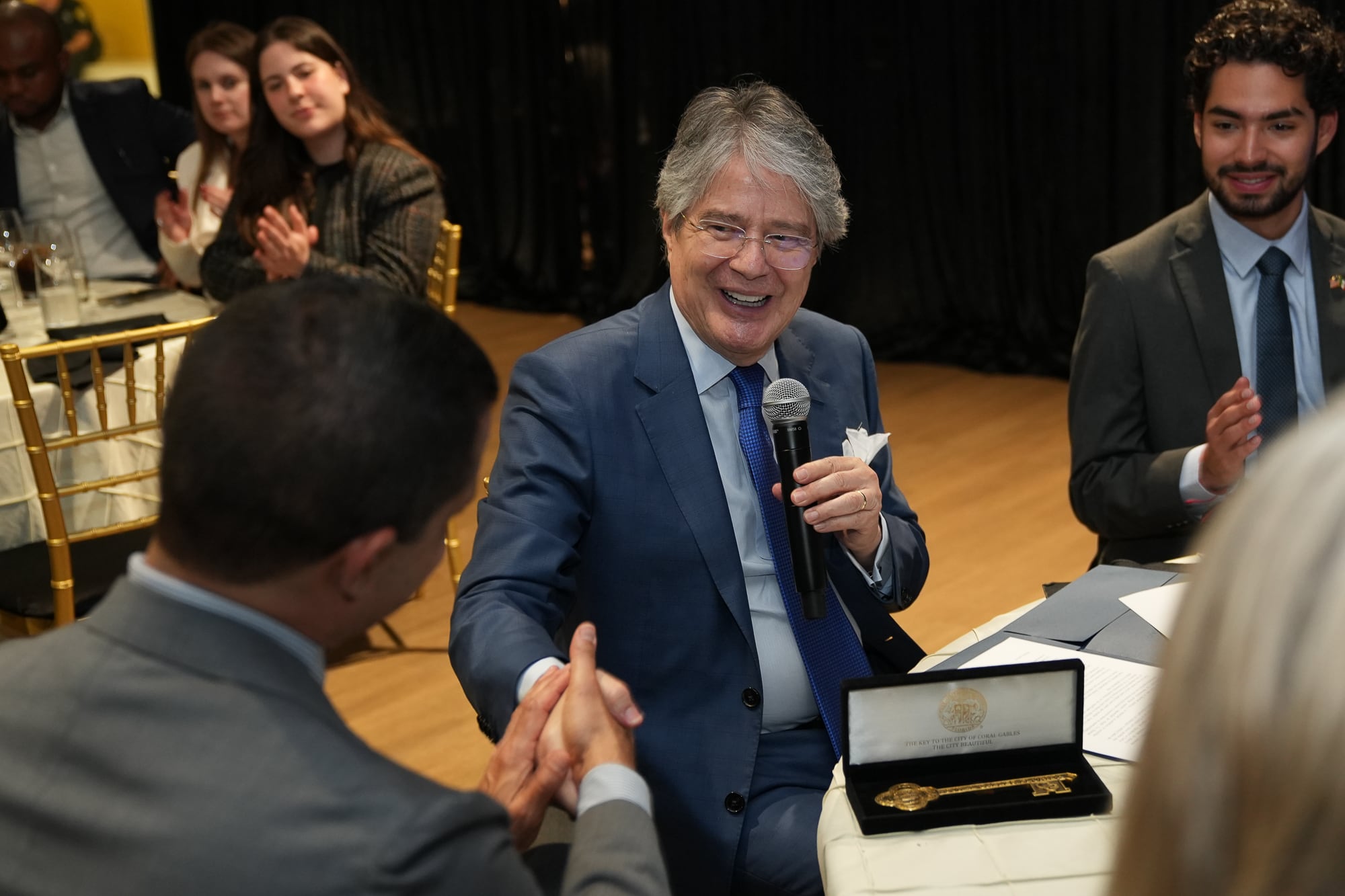 Guillermo Lasso recibió las llaves de Coral Gables en una gala con sello latinoamericano