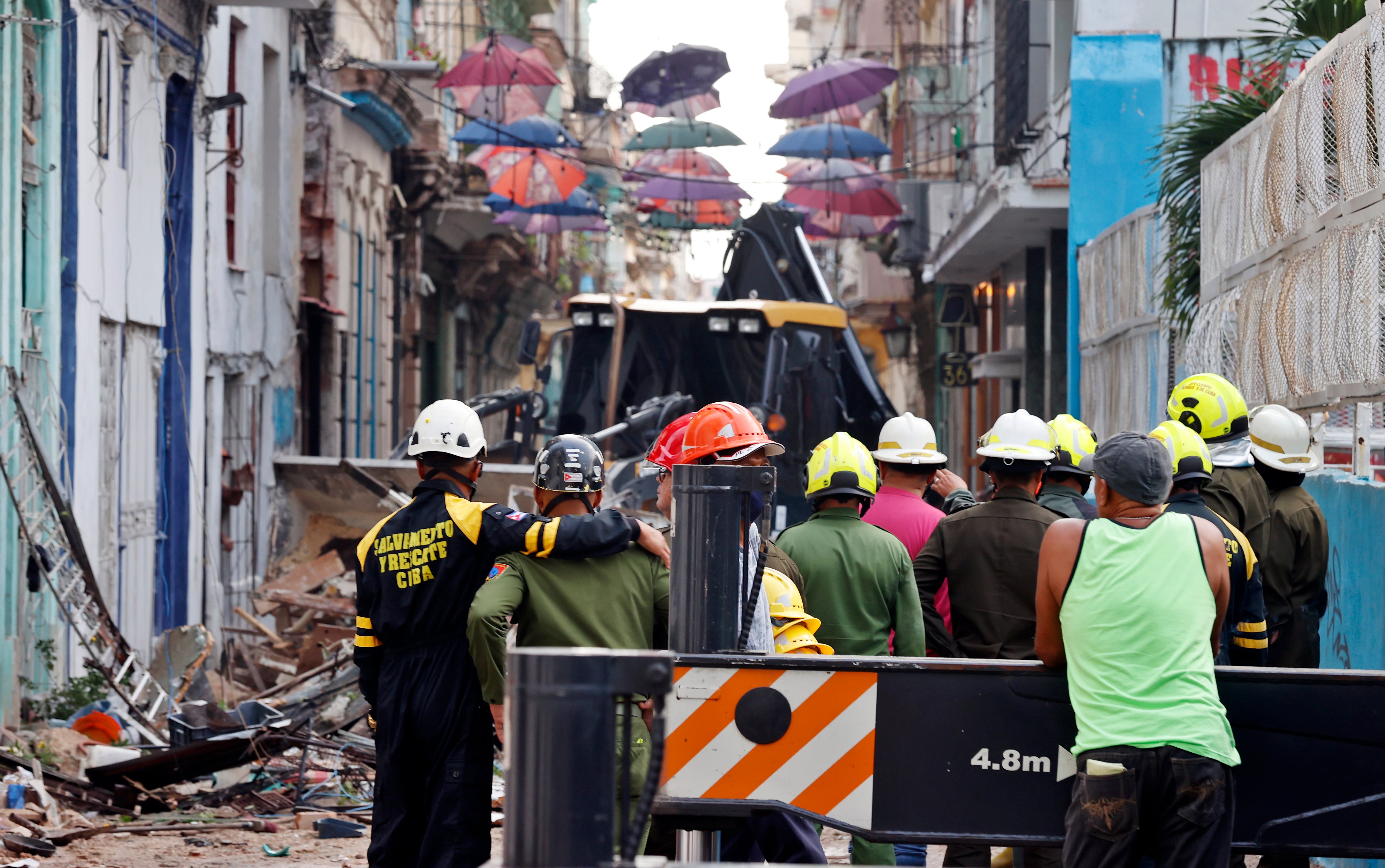 Un grupo de rescatistas fue registrado al atender un derrumbe de una edificación, en el centro de La Habana (EFE/Ernesto Mastrascusa/Archivo)
