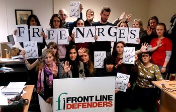 Activistas pidiendo la liberación de