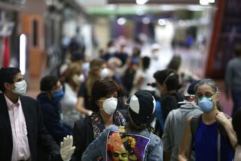 Venezolanos con máscaras en Caracas