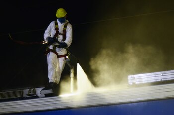 Uno de los trabajadores encima