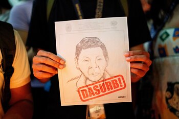 Un manifestante sostiene un cartel