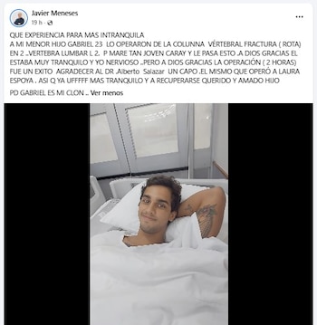 Un joven sonríe recostado en una cama de hospital con sábanas blancas, su brazo izquierdo con un tatuaje visible sobre la almohada