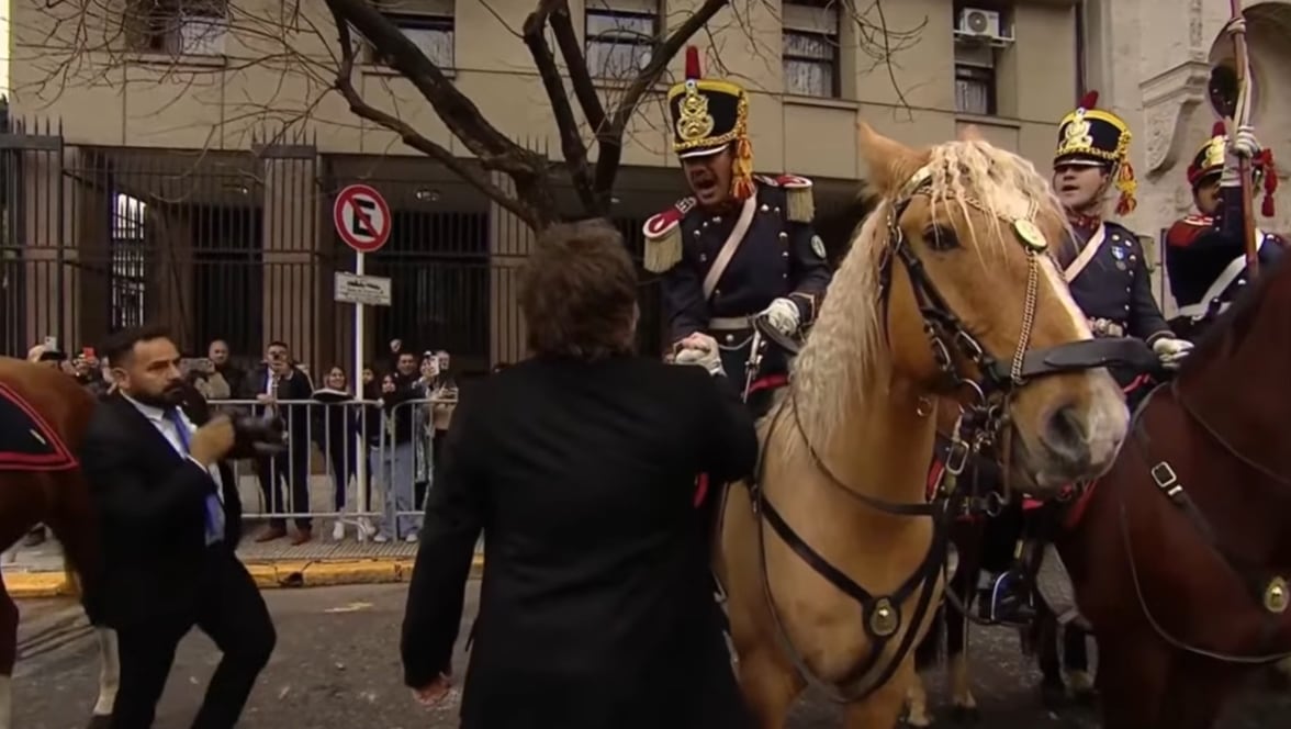 Javier Milei saluda a un granadero y ambos cantan la Marcha de San Lorenzo