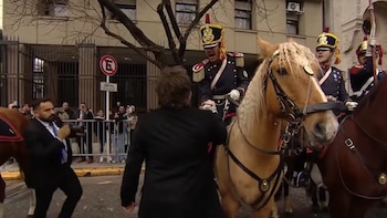 El efusivo canto de la Marcha de San Lorenzo que hizo Javier Milei junto a un granadero