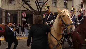 Milei se agarra de la mano con un granadero y empiezan a cantar a los gritos la Marcha de San Lorenzo