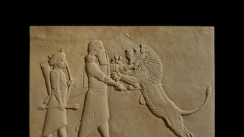 Asurbanipal matando al león simboliza la fuerza y el valor del rey.© The Trustees of the British Museum (2026)