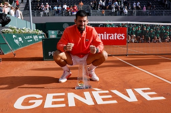 Djokovic posando con su titulo 100 en Ginebra (Reuters/Stefan Wermuth)