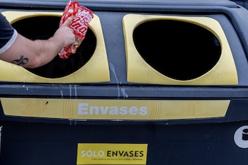 Cubo de basura de envases en Madrid.