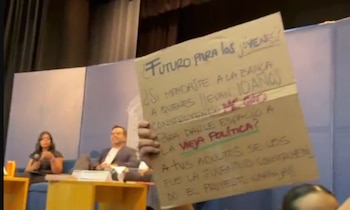 Protesta de Brenda de la Mora en evento de Jorge Álvarez Máynez. (Captura de pantalla)