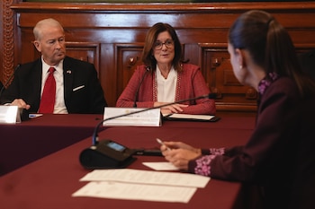 Reunión de Claudia Sheinbaum con Ronald Johnson: relación comercial y soberanía destacan entre los temas abordados. (Foto: Presidencia)
