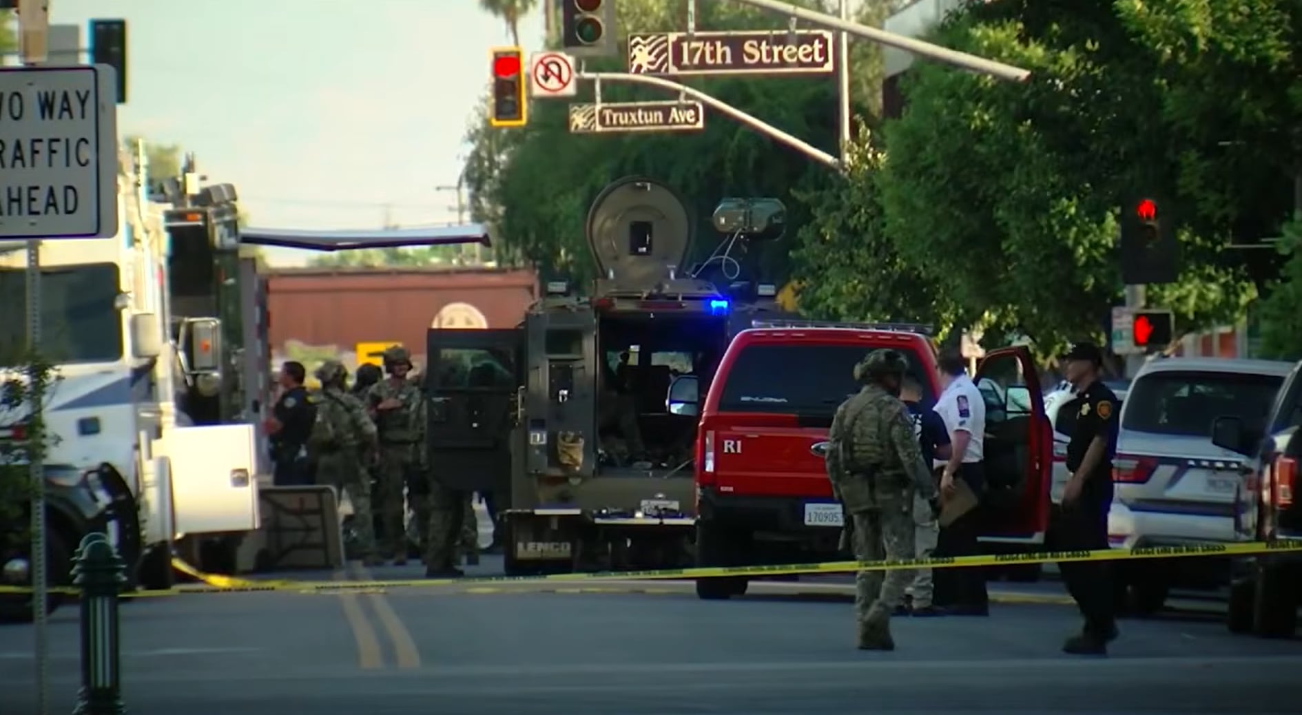El FBI y equipos SWAT coordinan el operativo para liberar rehenes en el edificio de Chase en Bakersfield (WGN News)